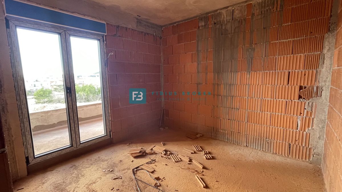 VODICE, novo, dvoetažno stanovanje, bazen, dvorišče 188 m2, 4 spalnice