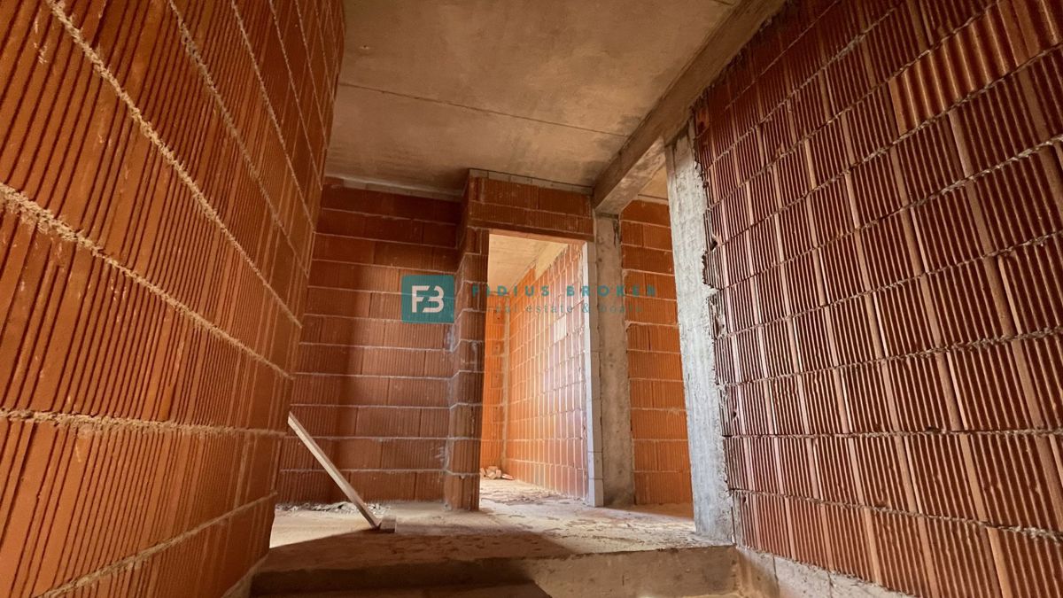 VODICE, novo, dvoetažno stanovanje, bazen, dvorišče 188 m2, 4 spalnice