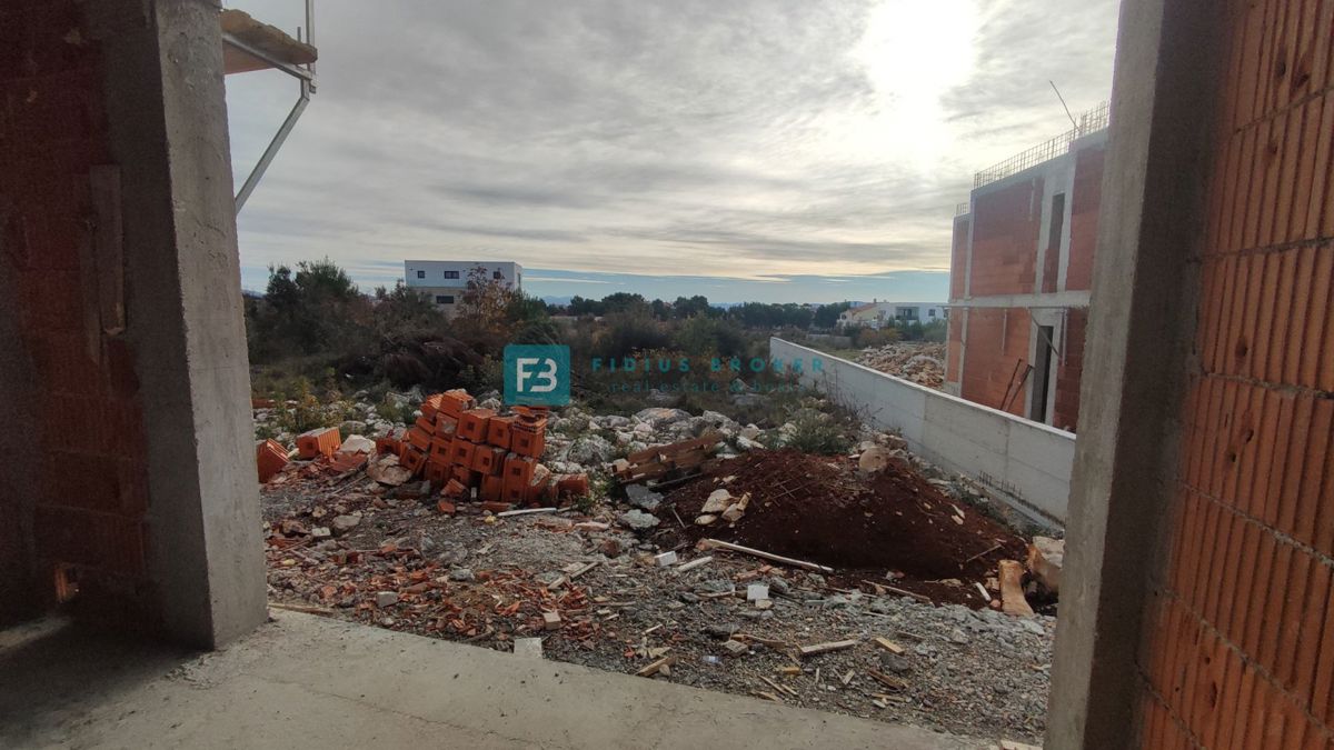 VODICE, novo, dvoetažno stanovanje, bazen, dvorišče 188 m2, 4 spalnice