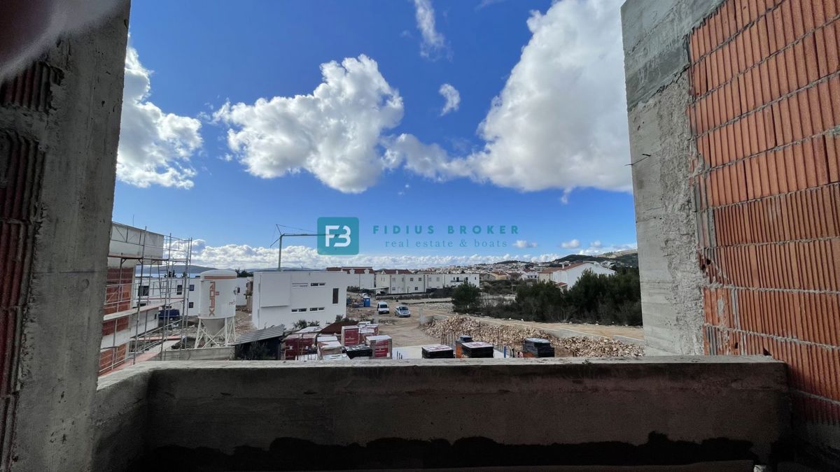 VODICE, novo, dvoetažno stanovanje, bazen, dvorišče 188 m2, 4 spalnice