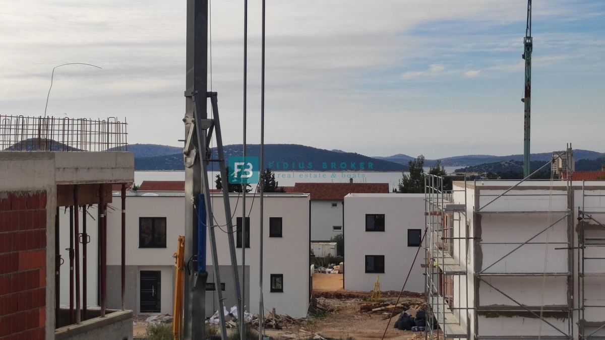 VODICE, novo, dvoetažno stanovanje, bazen, dvorišče 188 m2, 4 spalnice