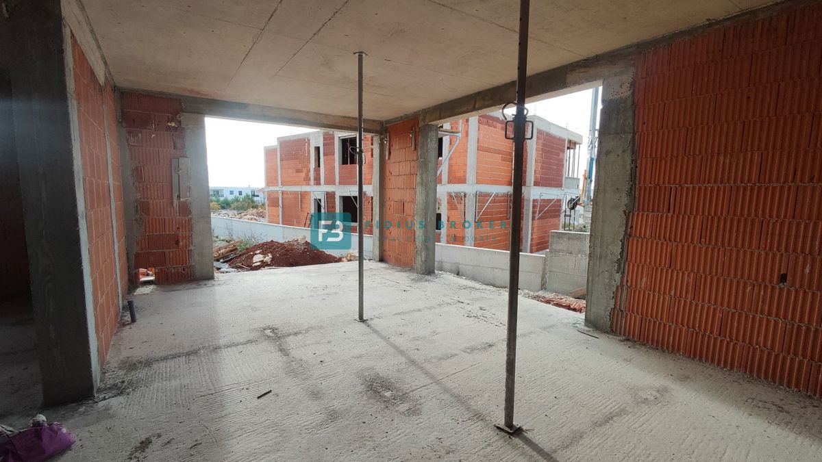 VODICE, novo, dvoetažno stanovanje, bazen, dvorišče 188 m2, 4 spalnice