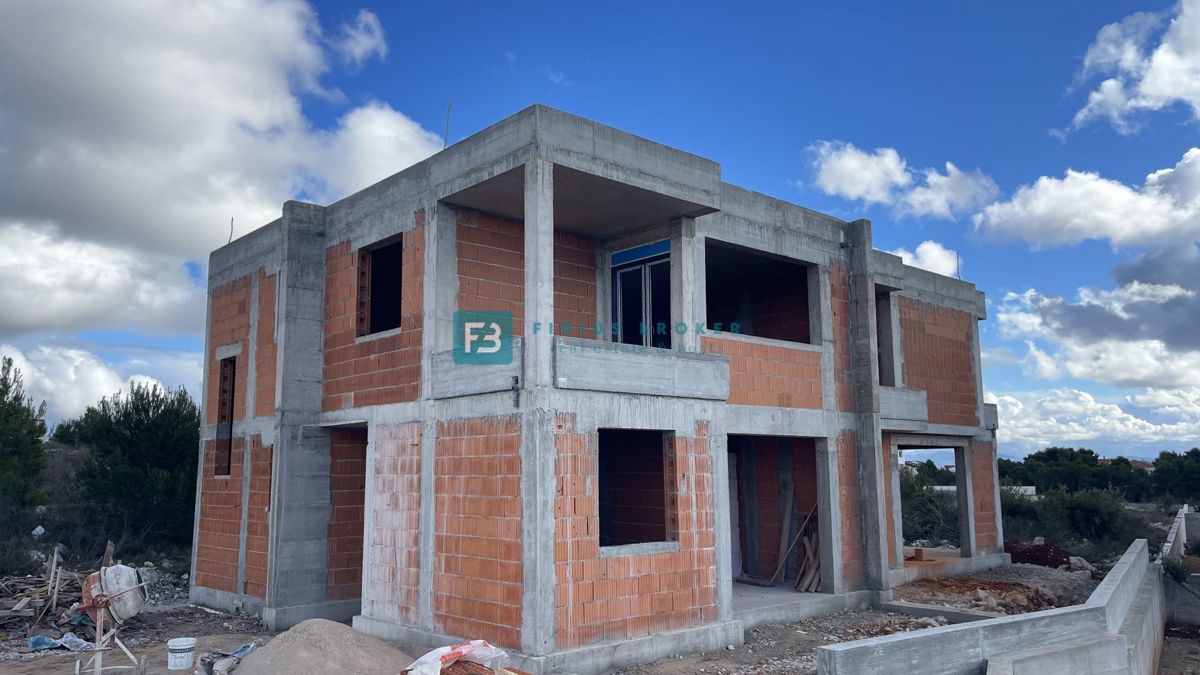 VODICE, novo, dvoetažno stanovanje, bazen, dvorišče 188 m2, 4 spalnice