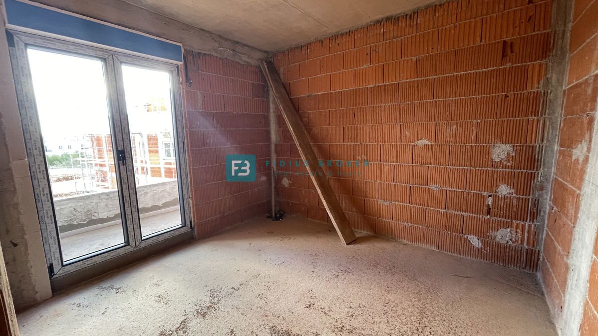 VODICE, novo, dvoetažno stanovanje, bazen, dvorišče 188 m2, 4 spalnice