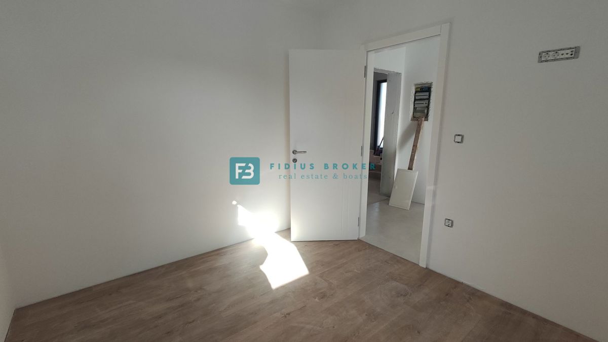 VODICE, novogradnja, pritličje, moderno stanovanje, 650 m do plaže