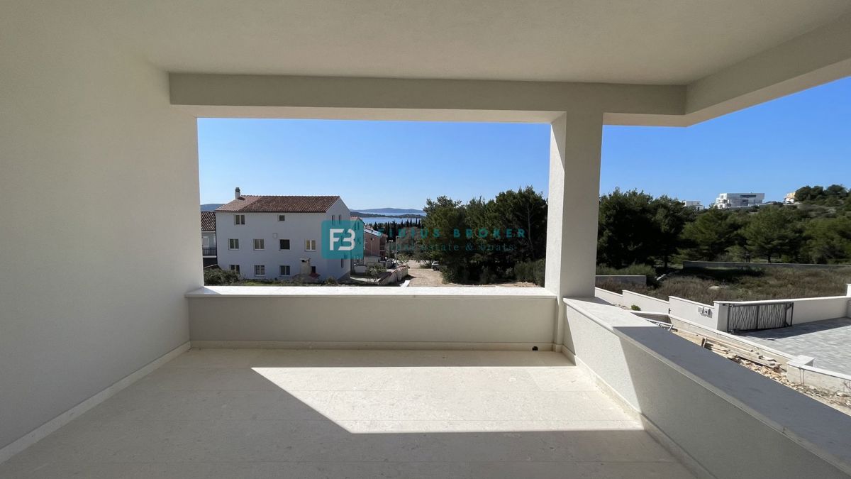 VODICE, novogradnja, pritličje, dvigalo, parkirišče, shramba