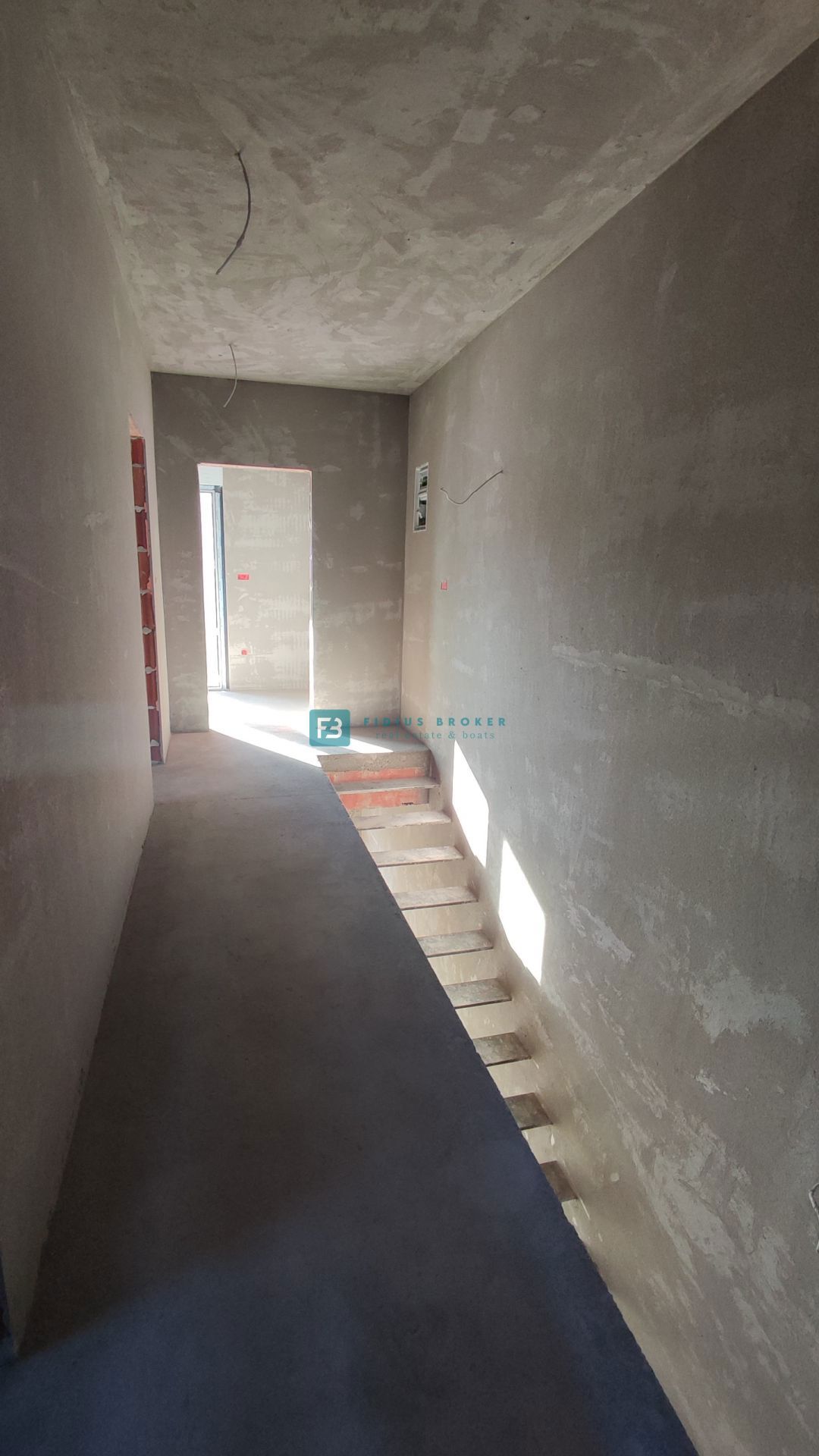 VODICE, novogradnja, dvojček, 650 m od morja, vrt 120 m2, S2