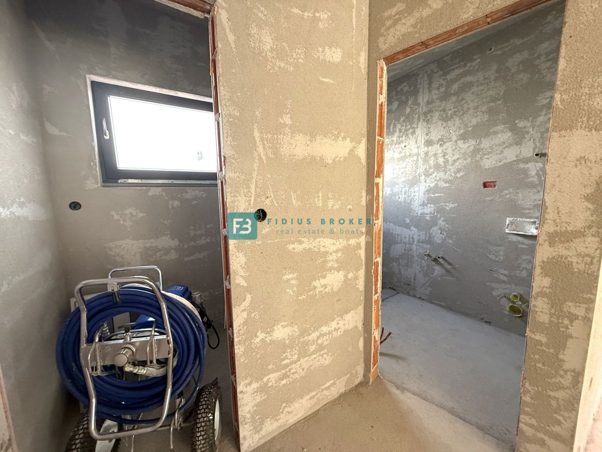 VODICE, novogradnja, dvojček, 650 m od morja, vrt 120 m2, S2