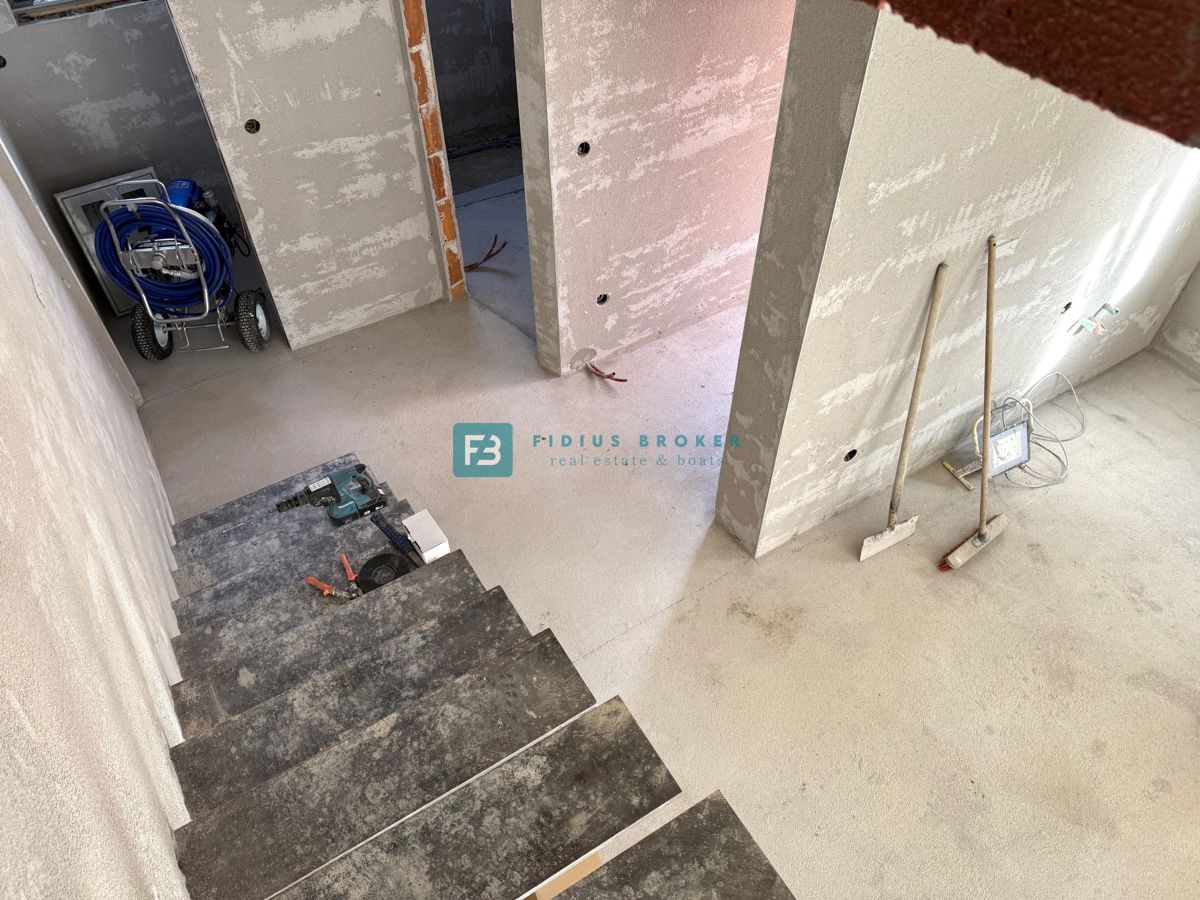 VODICE, novogradnja, dvojček, 650 m od morja, vrt 120 m2, S2