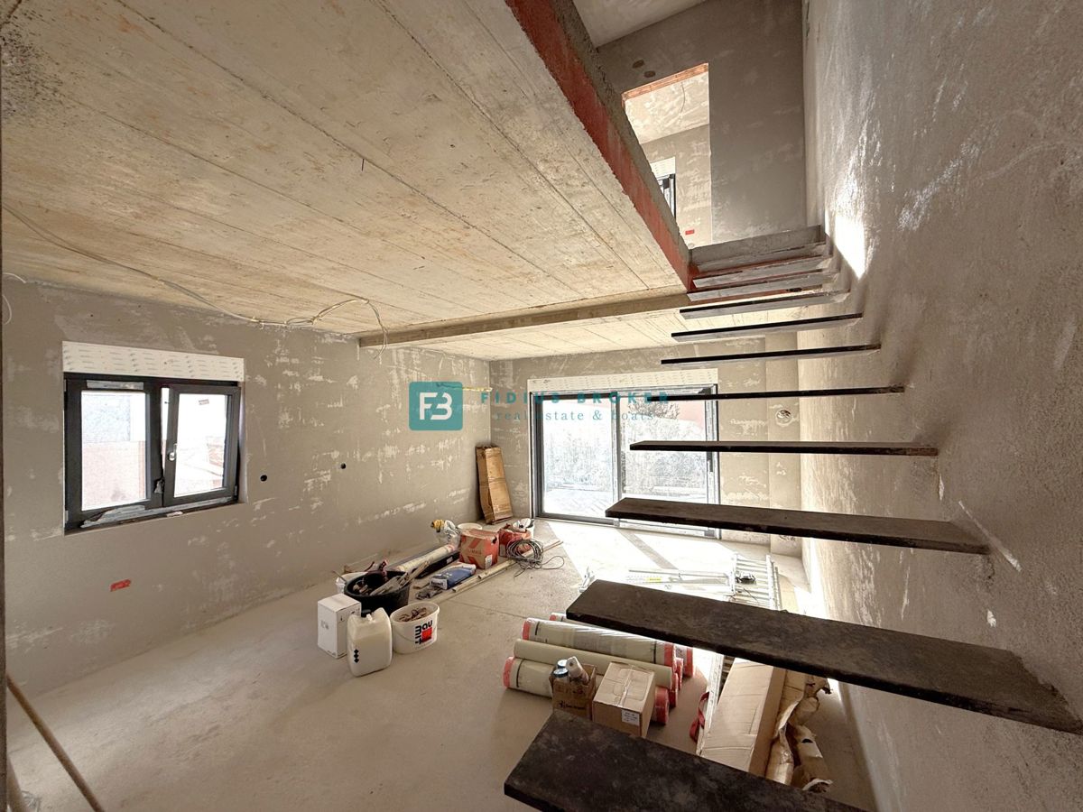 VODICE, novogradnja, dvojček, 650 m od morja, vrt 120 m2, S2