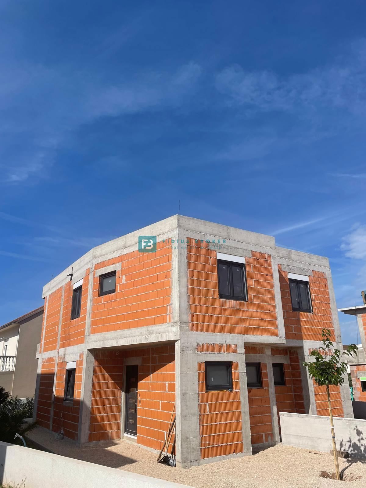 VODICE, novogradnja, dvojček, 650 m od morja, vrt 120 m2, S2