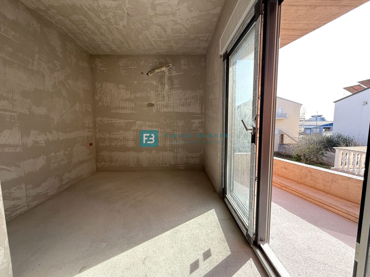 VODICE, novogradnja, dvojček, 650 m od morja, vrt 120 m2, S2