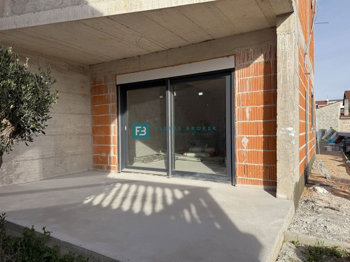 VODICE, novogradnja, dvojček, 650 m od morja, vrt 120 m2, S2