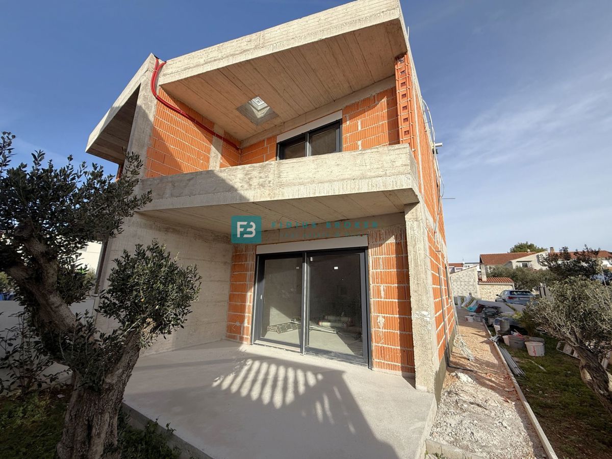 VODICE, novogradnja, dvojček, 650 m od morja, vrt 120 m2, S2