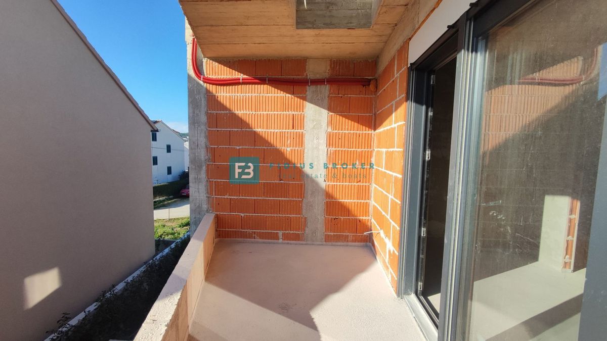 VODICE, novogradnja, dvojček, 650 m od morja, vrt 120 m2, S2