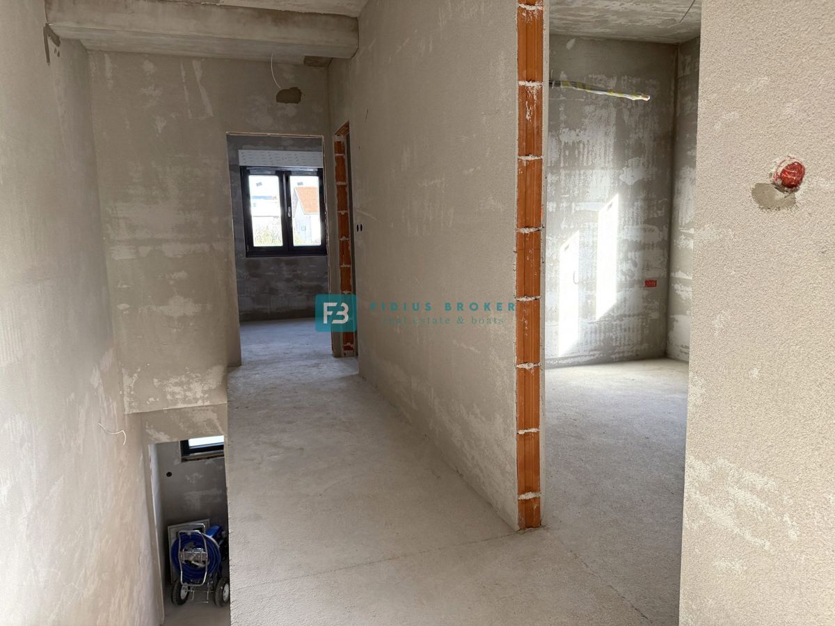 VODICE, novogradnja, dvojček, 650 m od morja, vrt 120 m2, S2