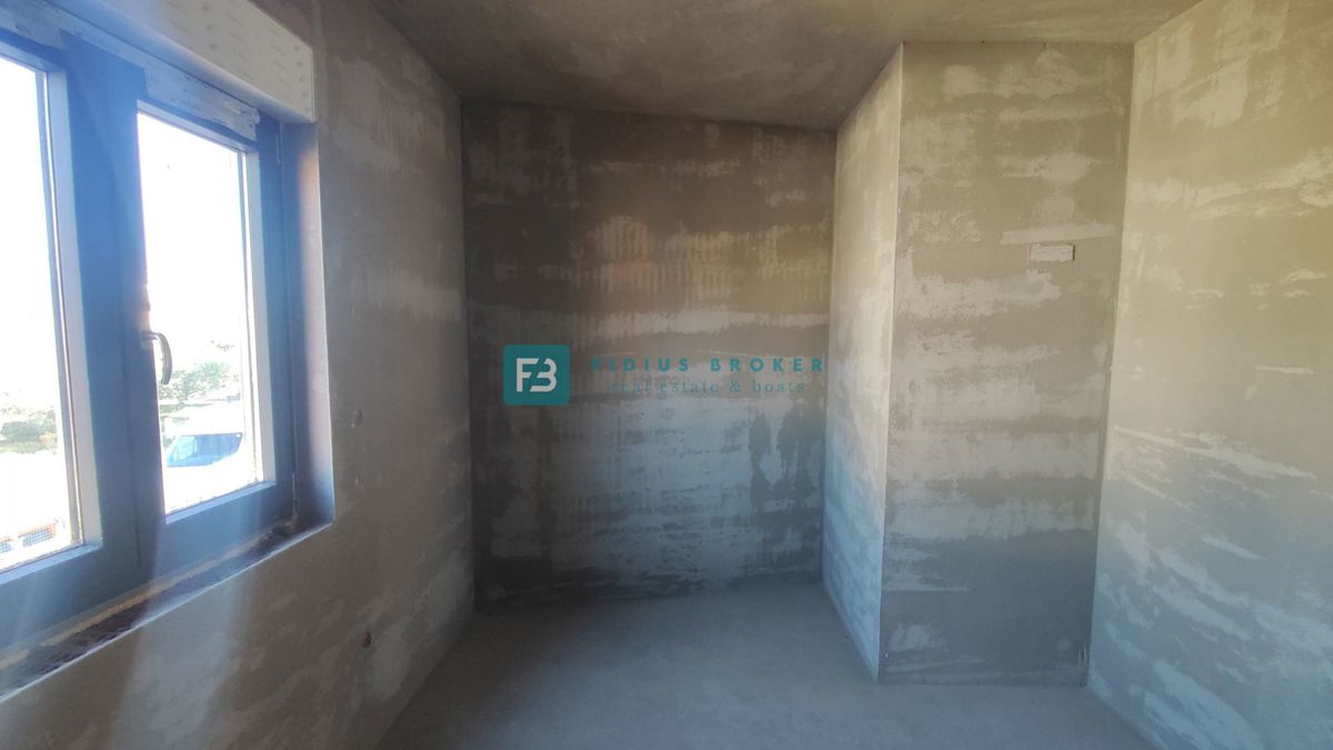 VODICE, novogradnja, dvojček, 650 m od morja, vrt 120 m2, S2