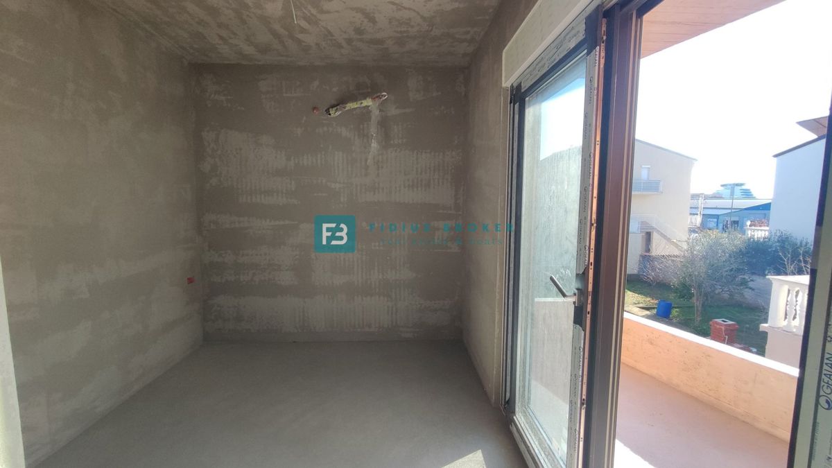 VODICE, novogradnja, dvojček, 650 m od morja, vrt 120 m2, S2