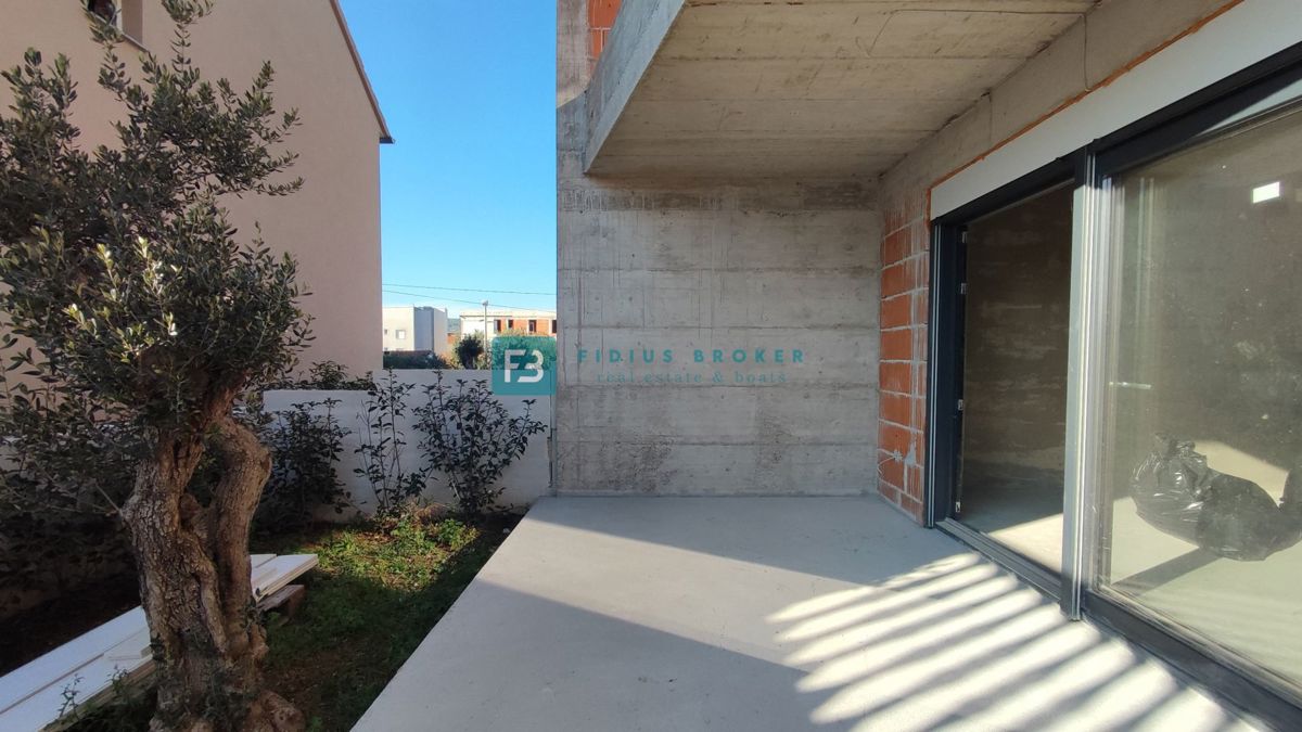 VODICE, novogradnja, dvojček, 650 m od morja, vrt 120 m2, S2