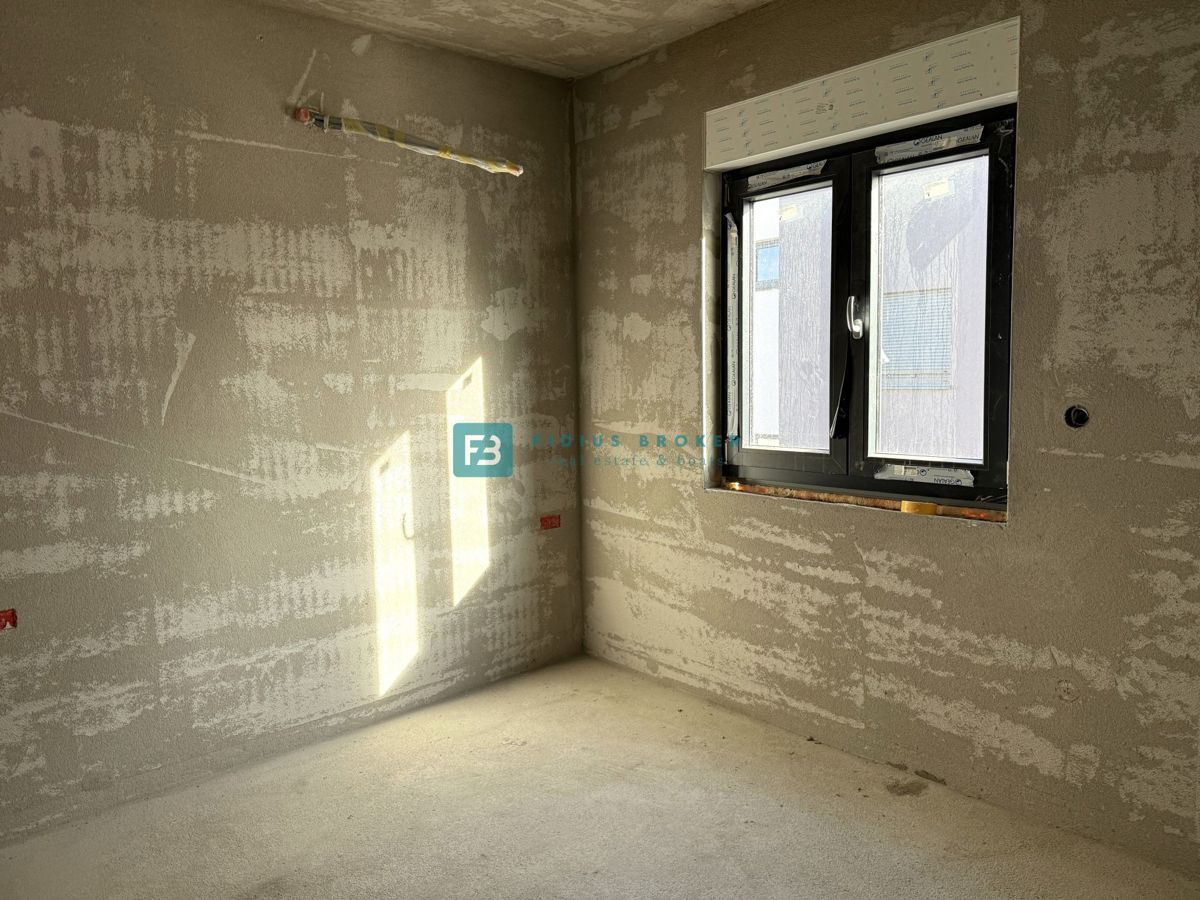 VODICE, novogradnja, dvojček, 650 m od morja, vrt 120 m2, S2