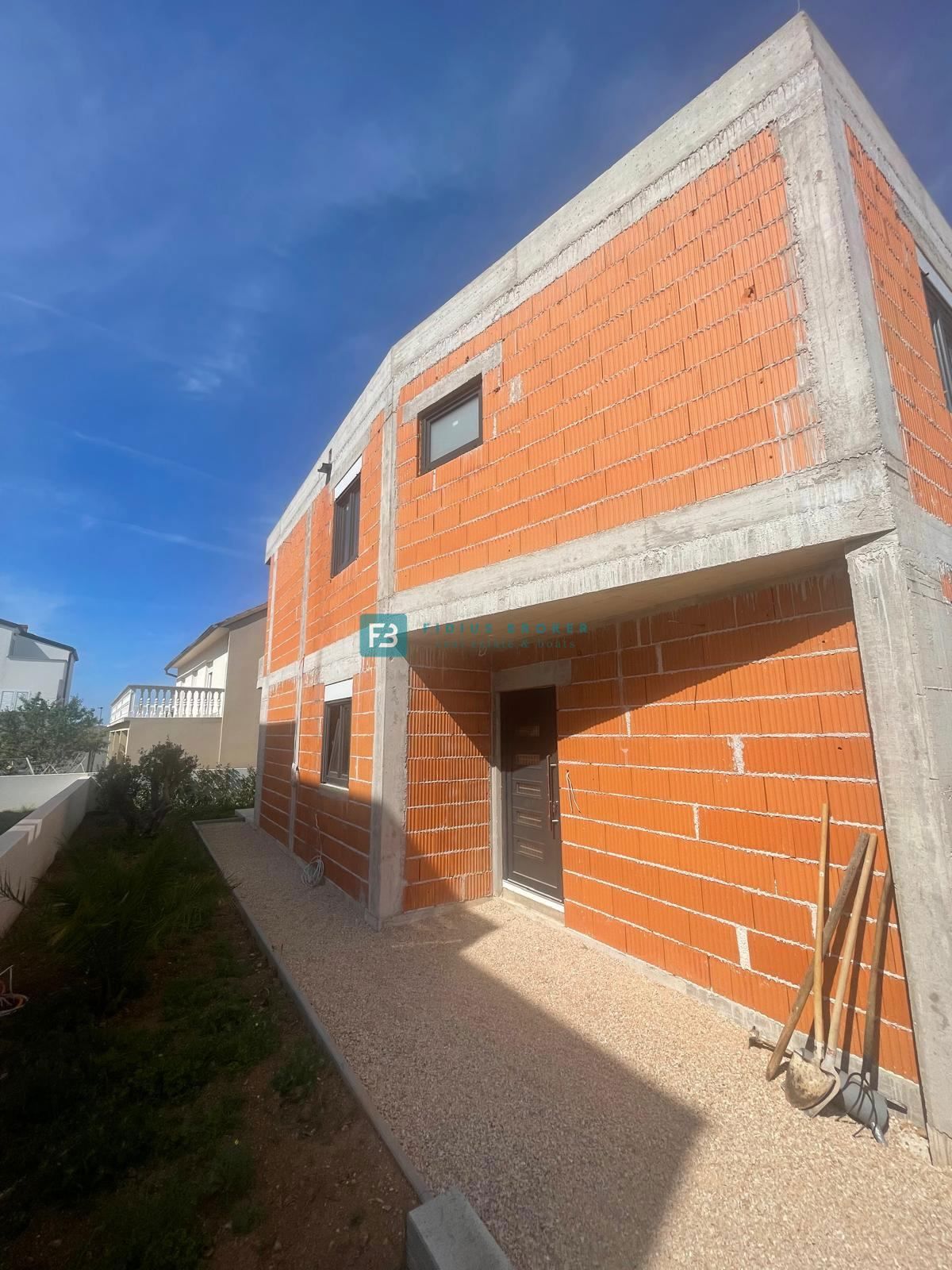 VODICE, novogradnja, dvojček, 650 m od morja, vrt 120 m2, S2