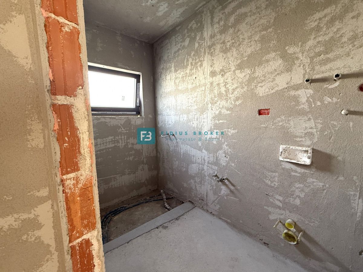 VODICE, novogradnja, dvojček, 650 m od morja, vrt 120 m2, S2