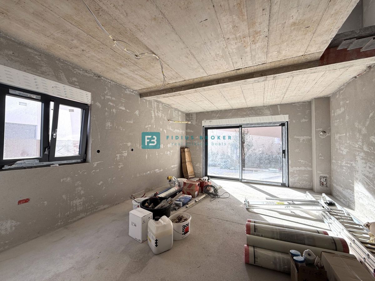 VODICE, novogradnja, dvojček, 650 m od morja, vrt 120 m2, S2