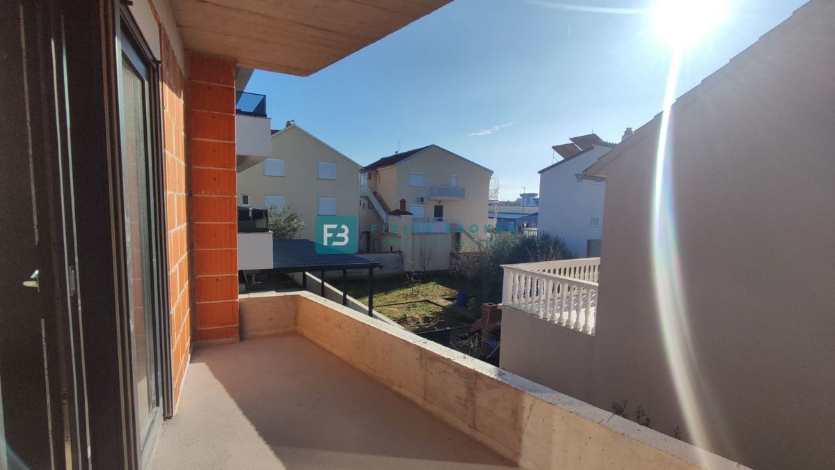 VODICE, novogradnja, dvojček, 650 m od morja, vrt 120 m2, S2