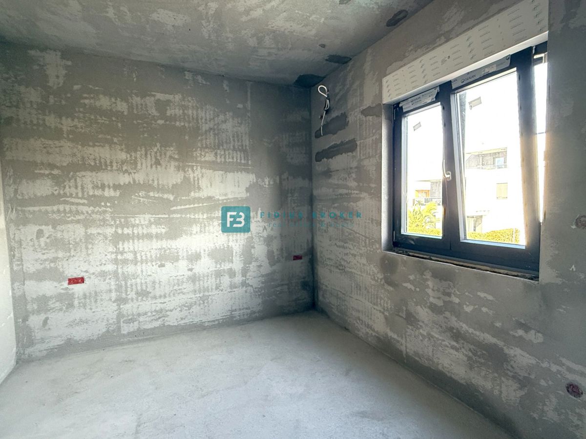 VODICE, novogradnja, dvojček, 650 m od morja, vrt 120 m2, S2