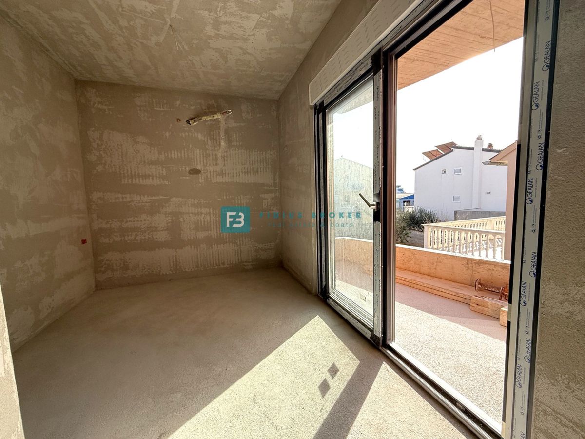 VODICE, novogradnja, dvojček, 650 m od morja, vrt 120 m2, S2