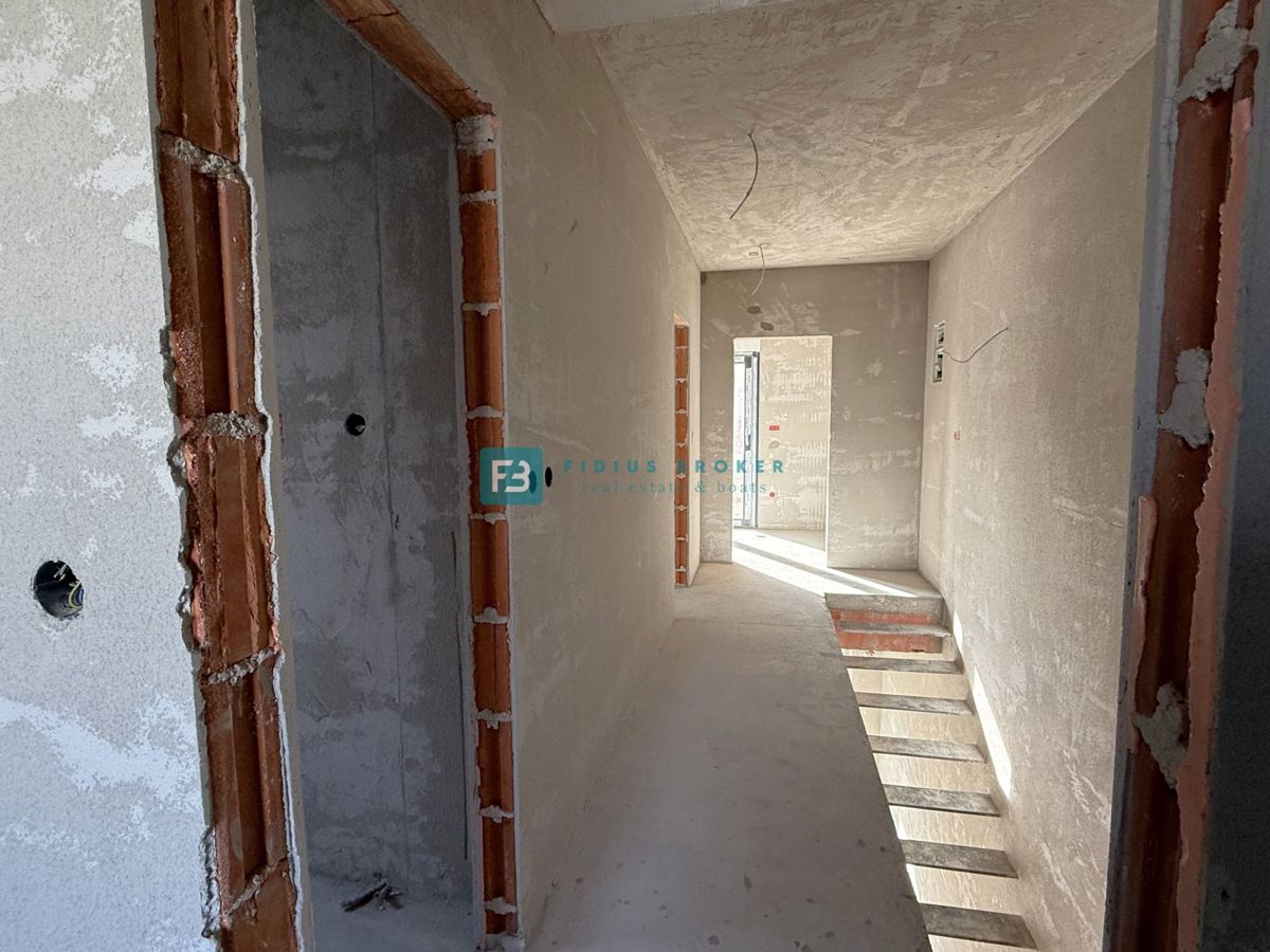 VODICE, novogradnja, dvojček, 650 m od morja, vrt 120 m2, S2