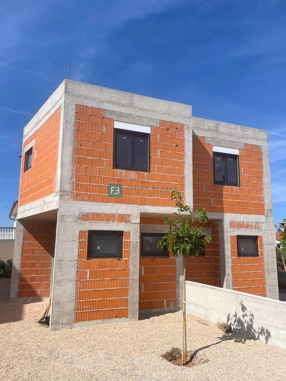 VODICE, novogradnja, dvojček, 650 m od morja, vrt 120 m2, S2