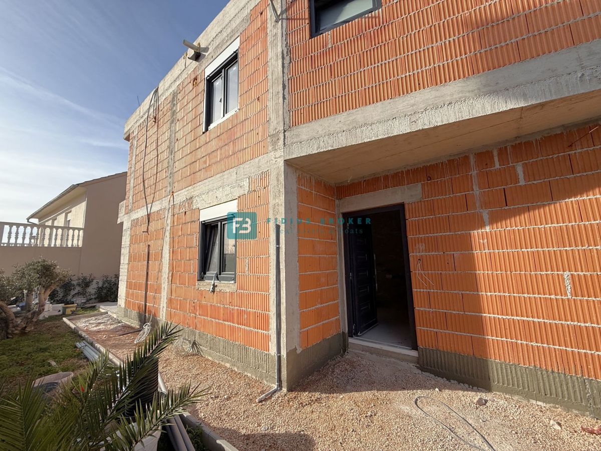 VODICE, novogradnja, dvojček, 650 m od morja, vrt 120 m2, S2