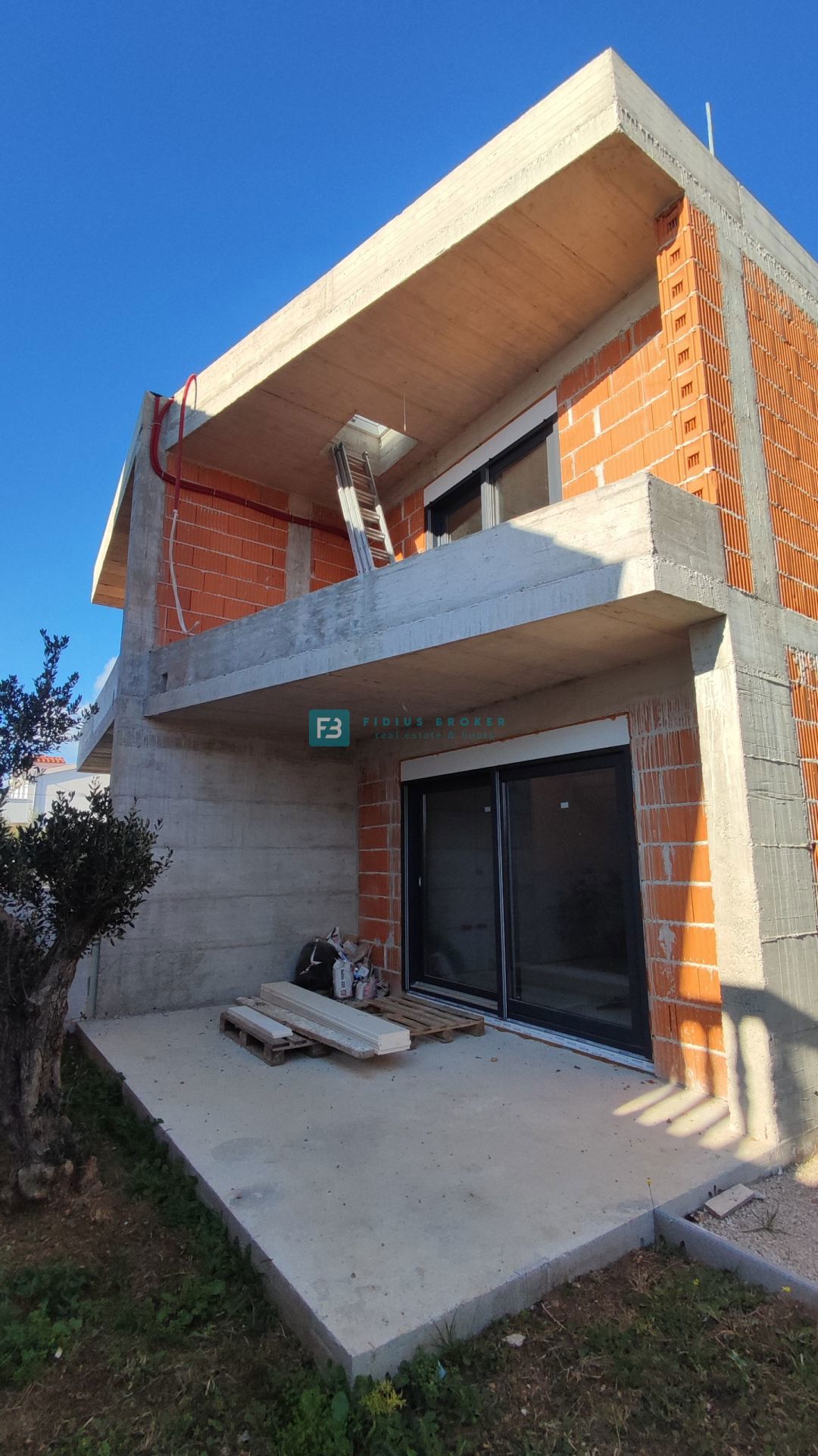 VODICE, novogradnja, dvojček, 650 m od morja, vrt 120 m2, S2