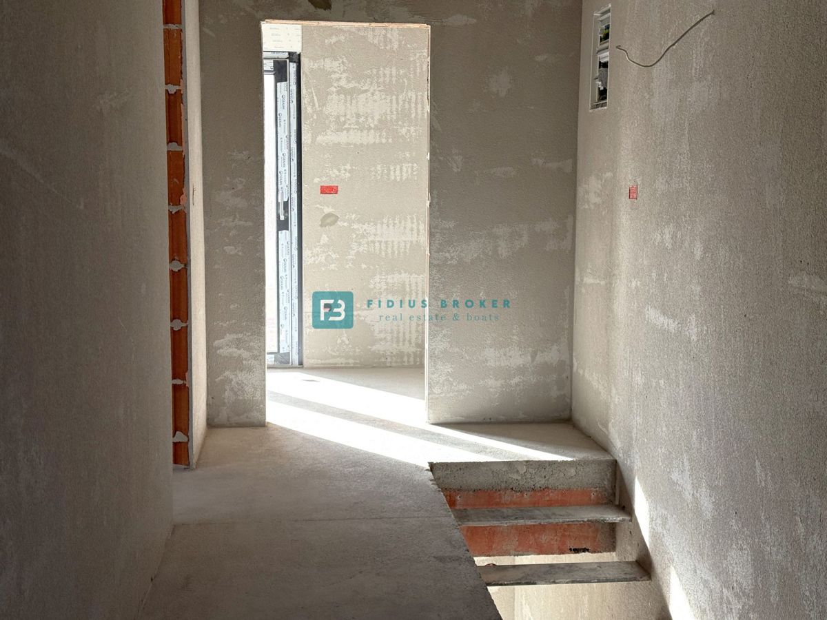 VODICE, novogradnja, dvojček, 650 m od morja, vrt 120 m2, S2