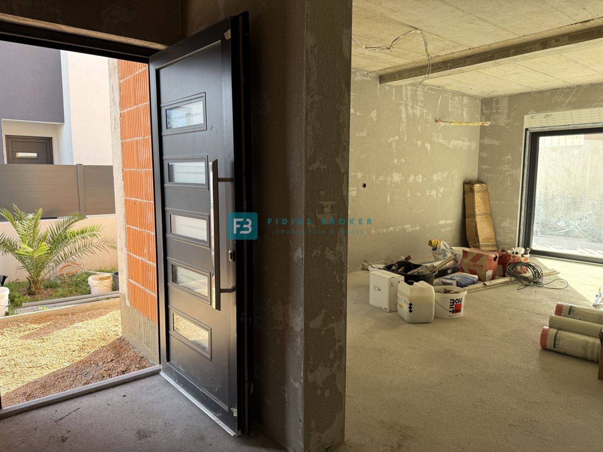 VODICE, novogradnja, dvojček, 650 m od morja, vrt 120 m2, S2