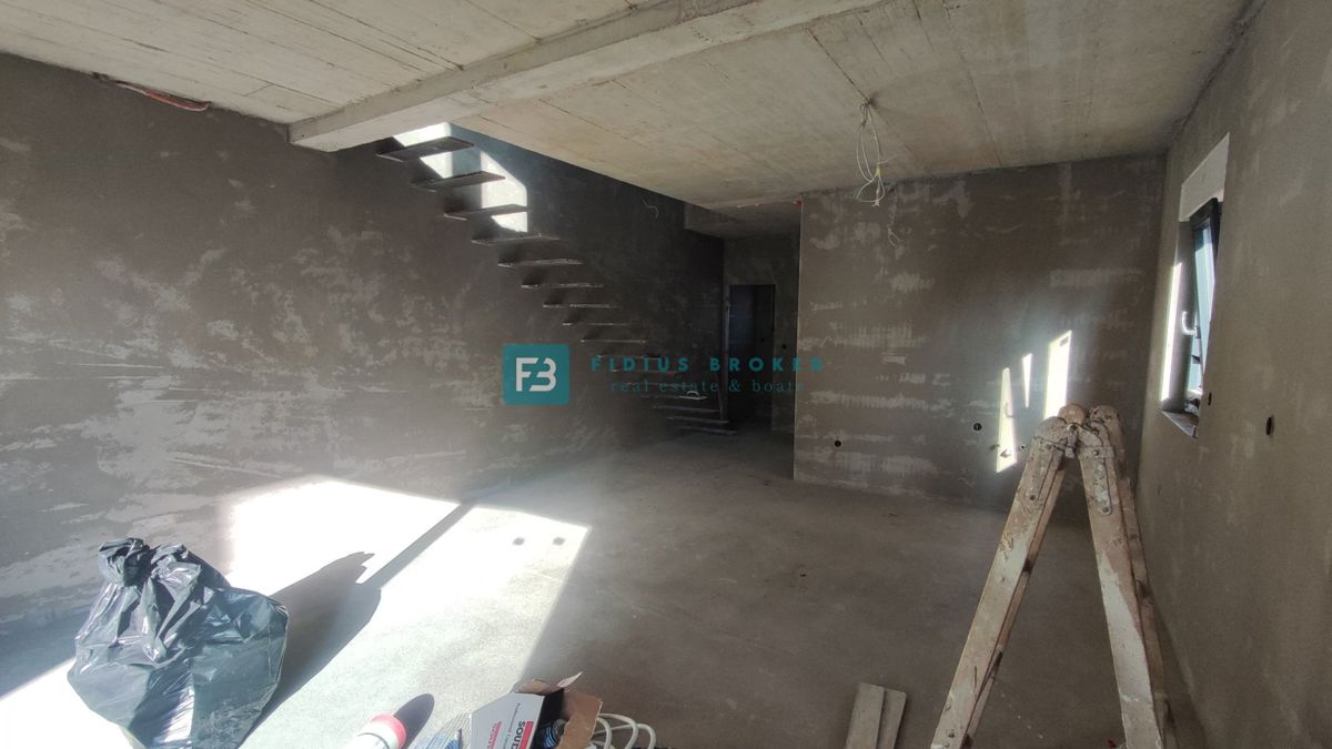 VODICE, novogradnja, dvojček, 650 m od morja, vrt 120 m2, S2