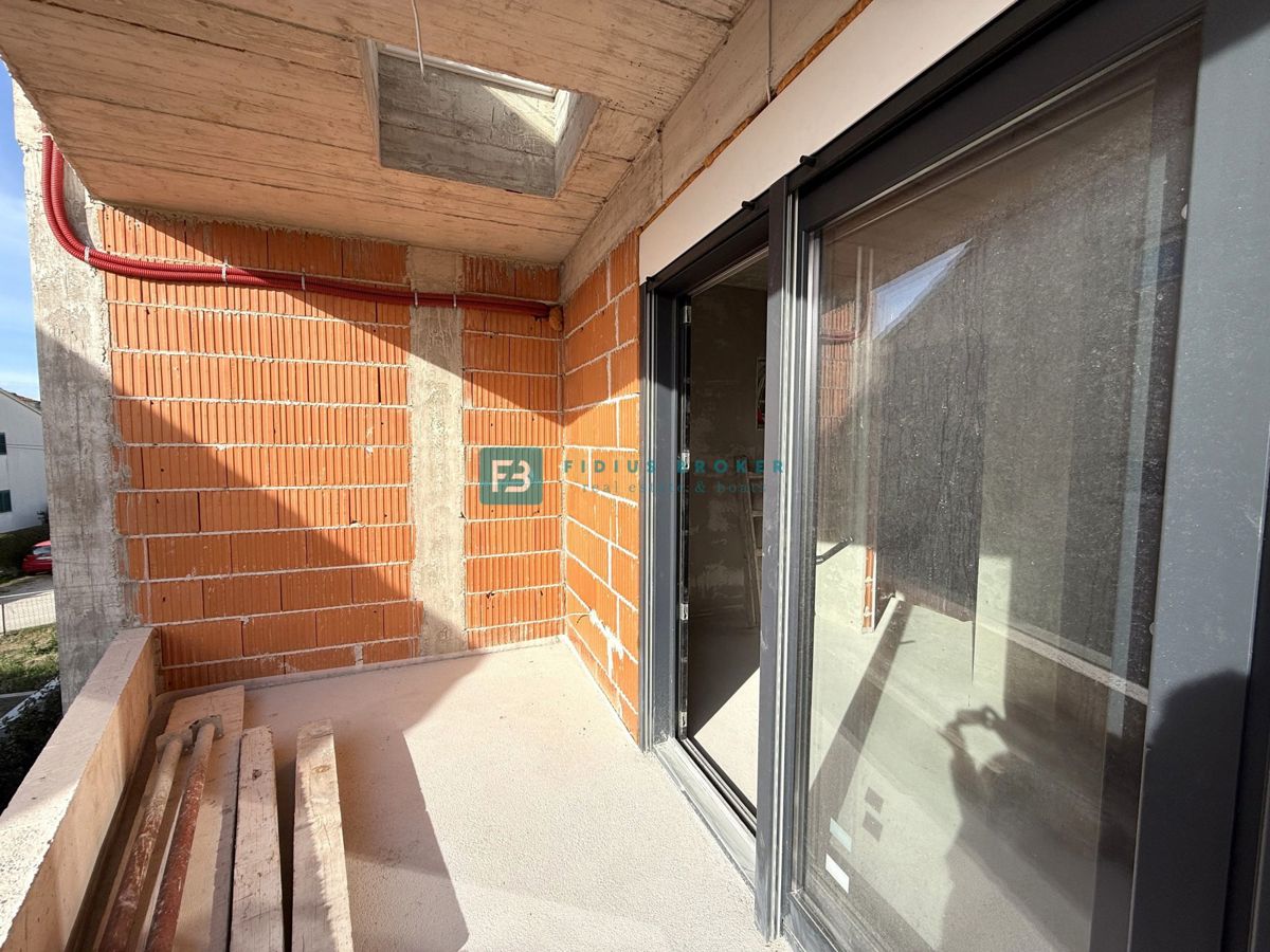 VODICE, novogradnja, dvojček, 650 m od morja, vrt 120 m2, S2