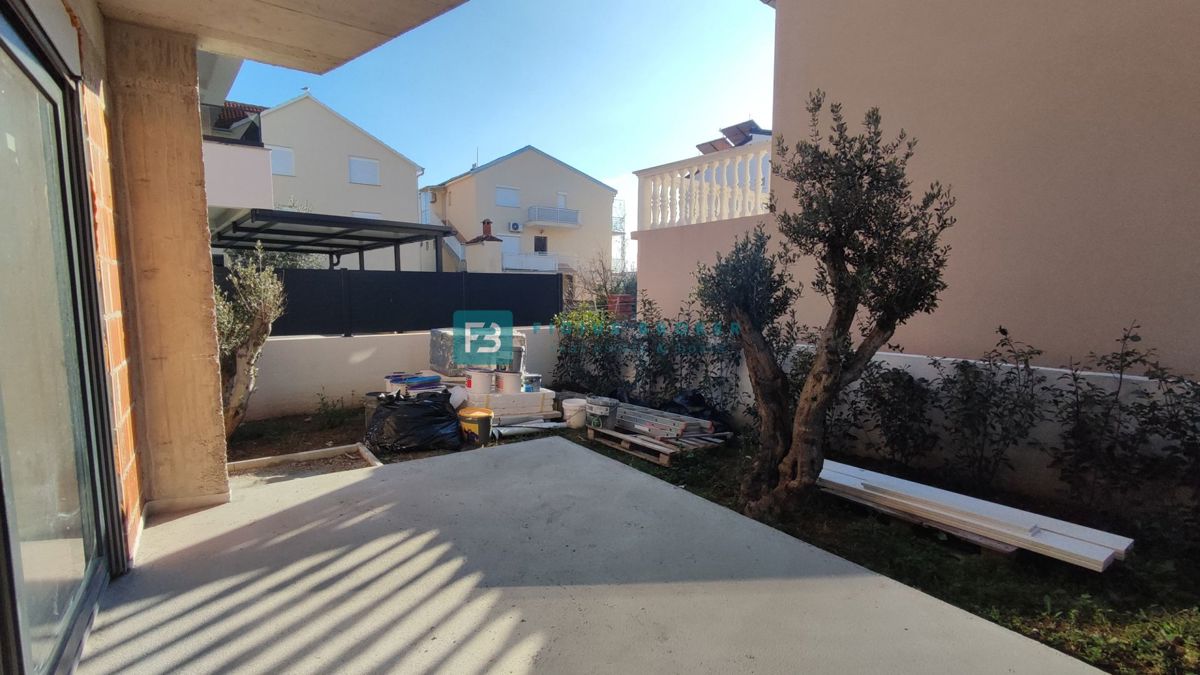 VODICE, novogradnja, dvojček, 650 m od morja, vrt 120 m2, S2