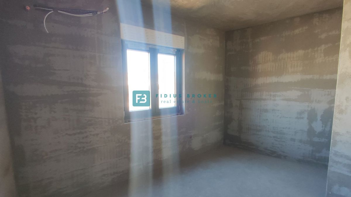 VODICE, novogradnja, dvojček, 650 m od morja, vrt 120 m2, S2