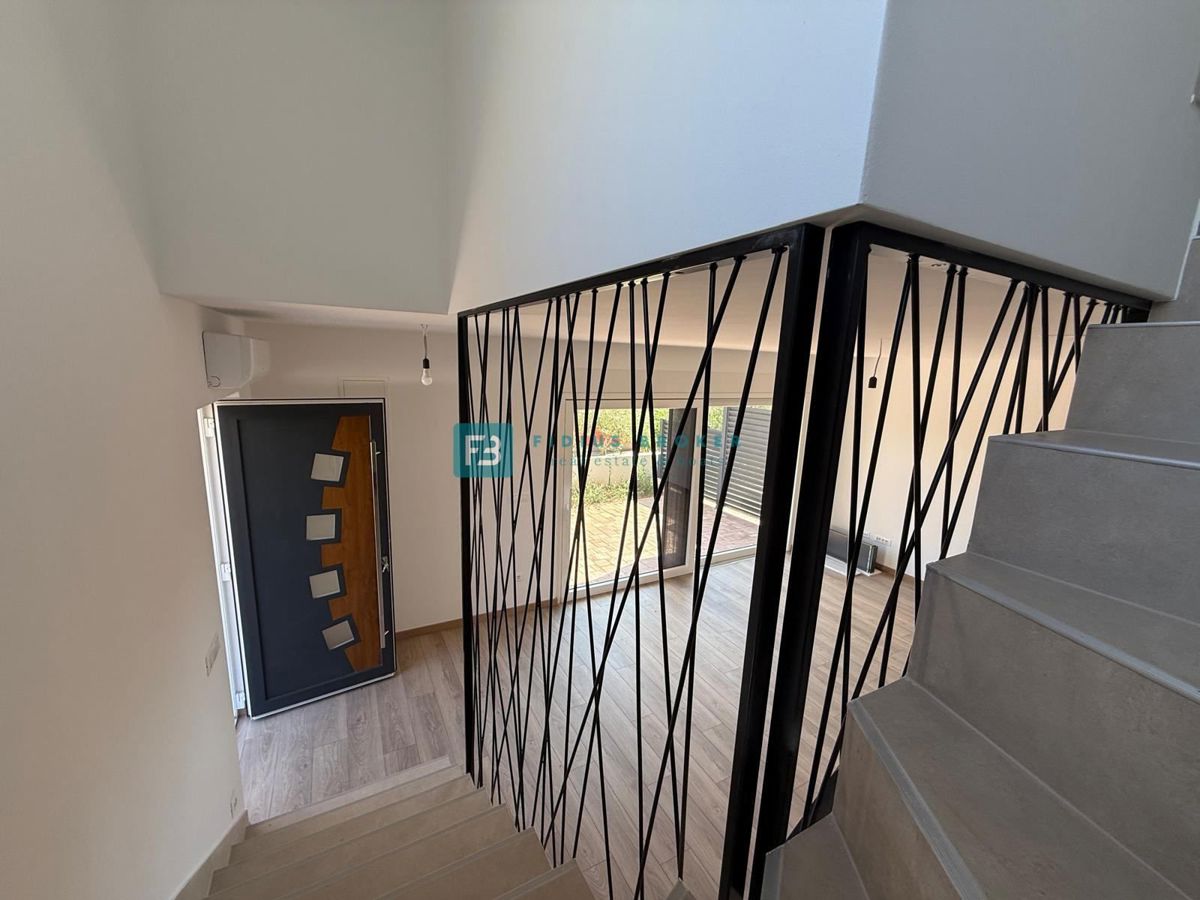 VODICE, neu, 200 m zum Strand, gerade fertiggestellt, 3 spalnice, 2 parkirni mesti