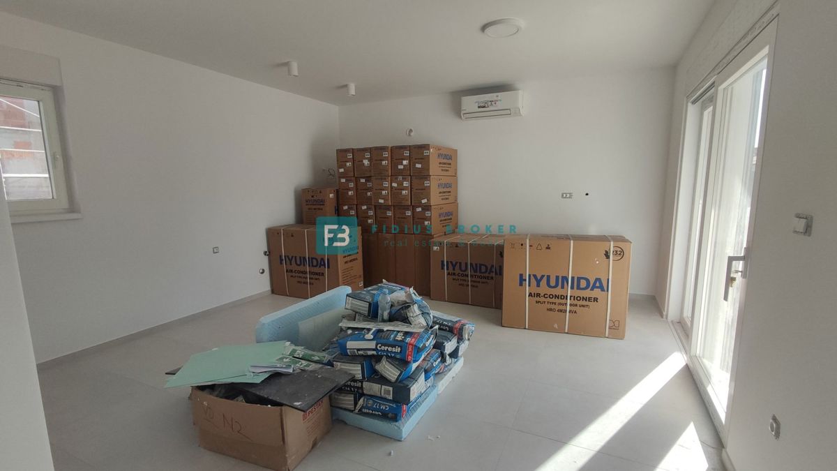 VODICE, novogradnja, pritličje, moderno stanovanje, 650 m do plaže