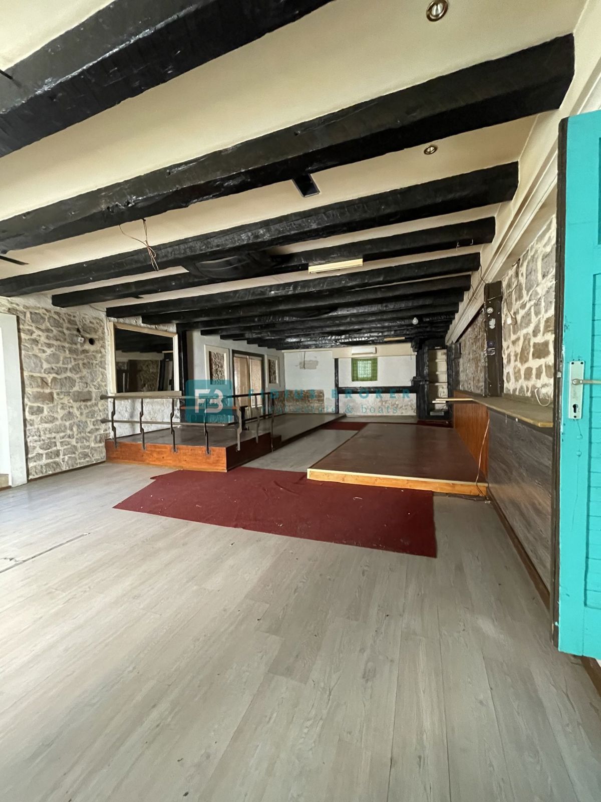 VODICE, Steinhaus, Stadtzentrum, Hof, Geschäftsräume