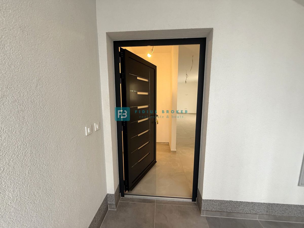 VODICE, novogradnja, vseljivo, 1. nadstropje, terasa, mirna lokacija