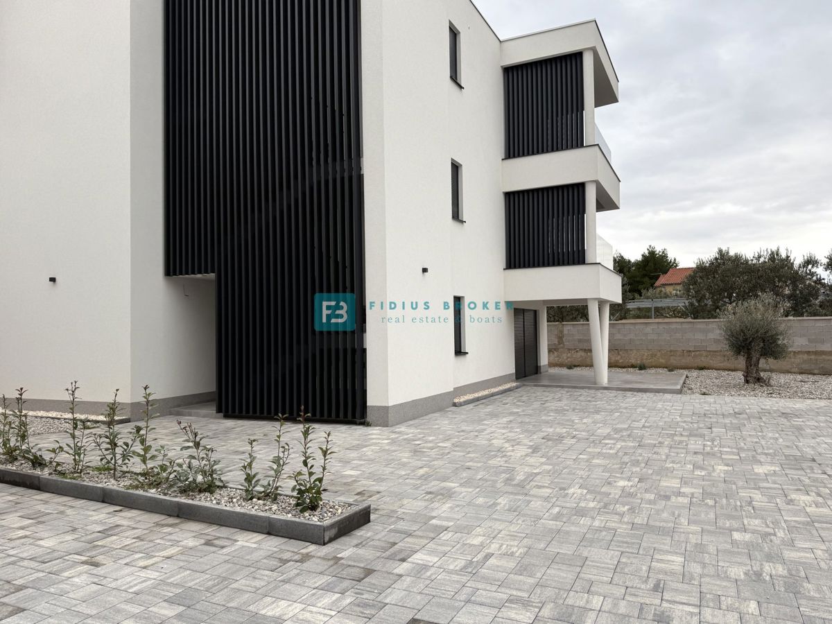 VODICE, novogradnja, vseljivo, 1. nadstropje, terasa, mirna lokacija