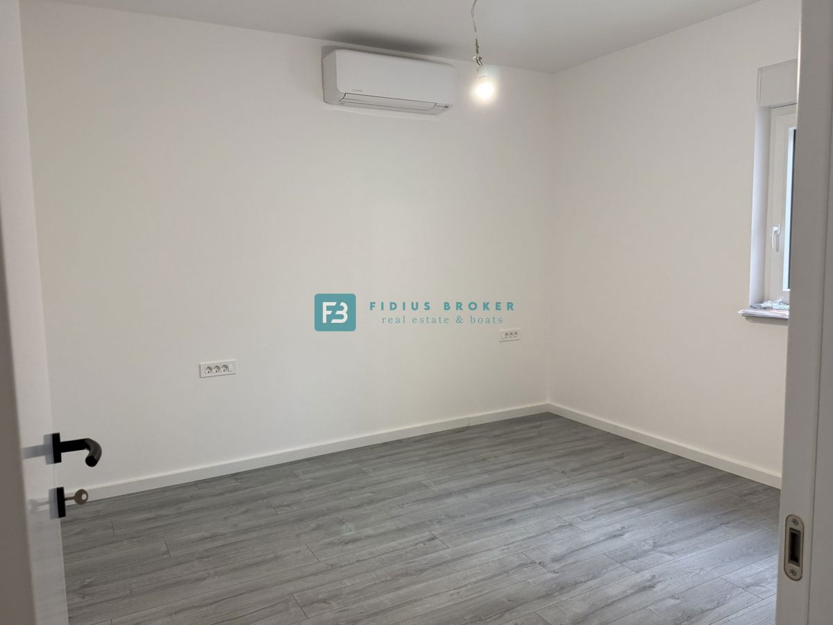 VODICE, novogradnja, vseljivo, 1. nadstropje, terasa, mirna lokacija