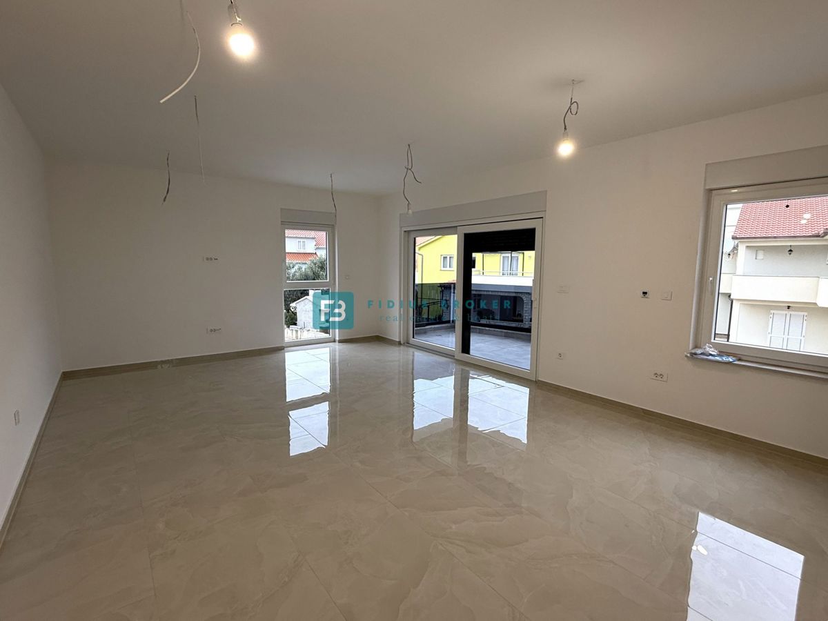 VODICE, novogradnja, vseljivo, 1. nadstropje, terasa, mirna lokacija