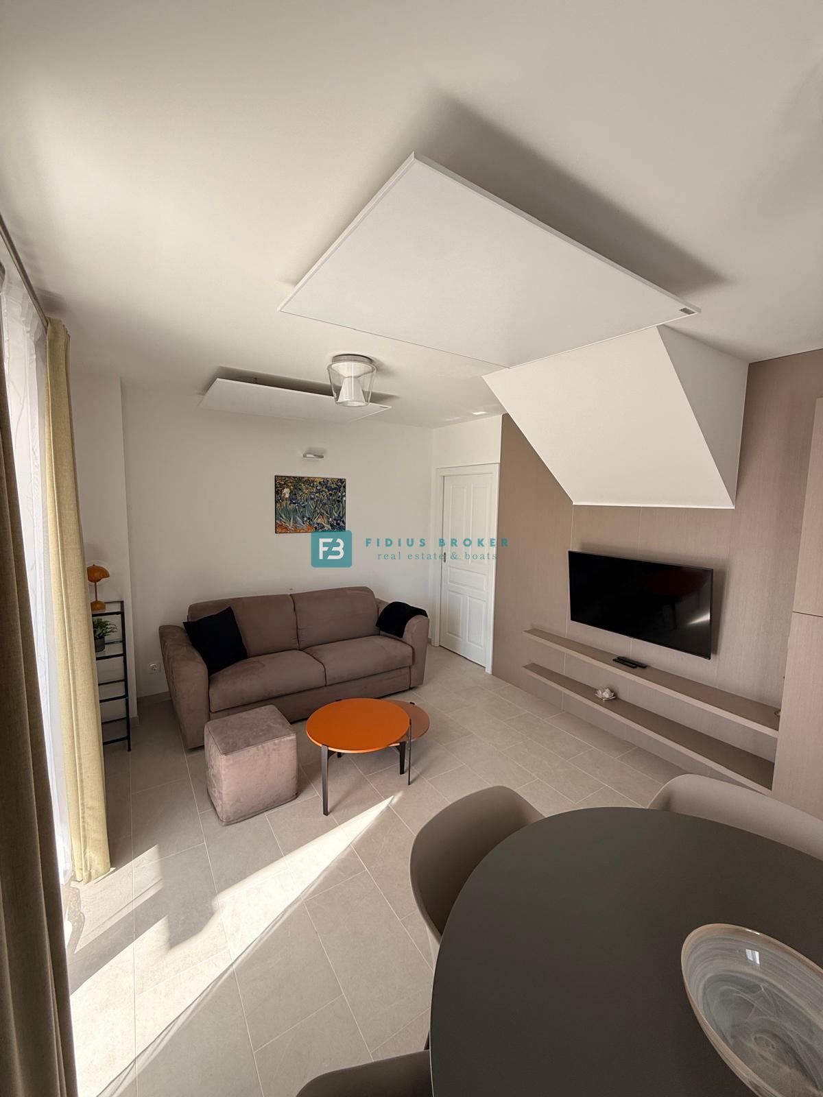 VODICE, nova, luksuzno opremljena hiša, strogi center, 150 m do obale, 4 ločena apartmaja