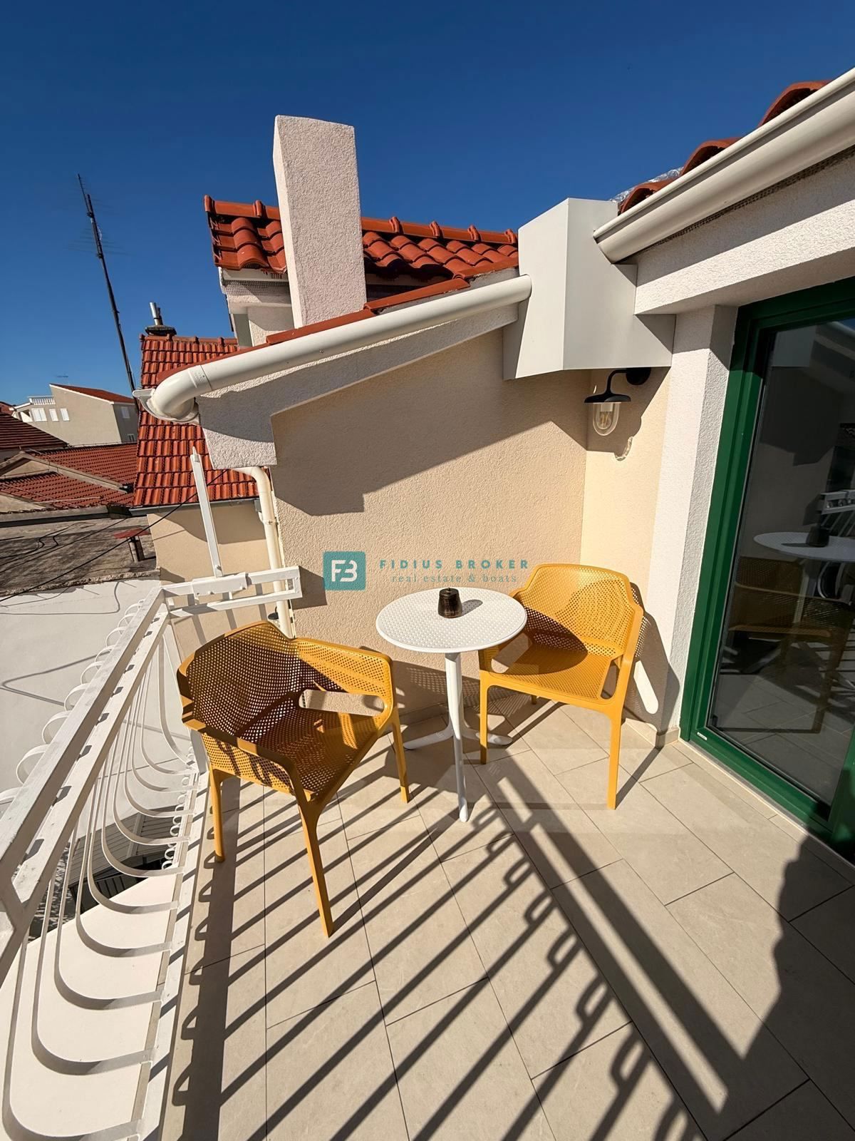 VODICE, nova, luksuzno opremljena hiša, strogi center, 150 m do obale, 4 ločena apartmaja