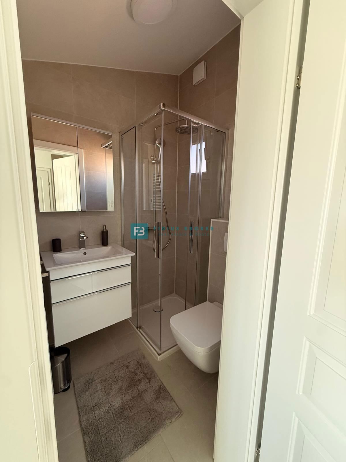 VODICE, nova, luksuzno opremljena hiša, strogi center, 150 m do obale, 4 ločena apartmaja